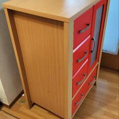 レトロでおしゃれな真っ赤なキャビネット　棚の画像