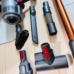 「【ジャンク】ダイソン V10 本体＋バッテリー（不良）＋充電器」の画像