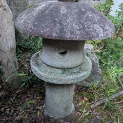 石灯篭【和風庭園に】御影石？高さ約100cm 傘直径約70cmの画像