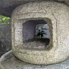 石灯篭【和風庭園に】御影石？高さ約100cm 傘直径約70cmの画像
