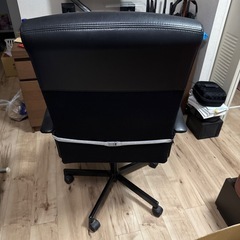 黒色のオフィスチェア（腰当て付き）の画像