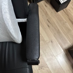 黒色のオフィスチェア（腰当て付き）の画像