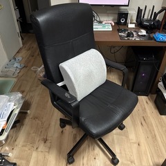 黒色のオフィスチェア（腰当て付き）の画像