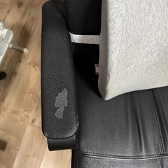 黒色のオフィスチェア（腰当て付き）の画像