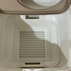 洗浄済み猫のトイレと未開封砂セットの画像