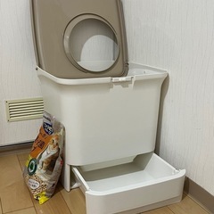 洗浄済み猫のトイレと未開封砂セットの画像