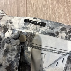 【INGNI】モノトーン花柄 スキニーパンツSの画像