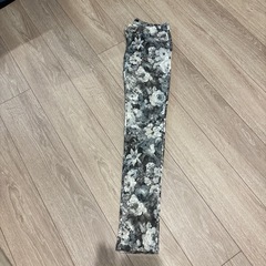【INGNI】モノトーン花柄 スキニーパンツSの画像