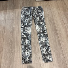 【INGNI】モノトーン花柄 スキニーパンツSの画像