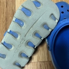 長靴とクロックスの画像