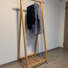 木製ハンガーラックの画像