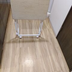 折りたたみテーブルの画像
