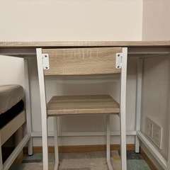 デスクとチェアの画像