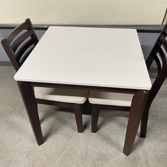 2人用ダイニングセット (テーブルと椅子2脚) お譲りしますの画像