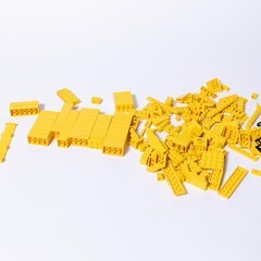 レゴブロック　白、赤、青、黄色の基礎ブロック各種。の画像