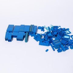 レゴブロック　白、赤、青、黄色の基礎ブロック各種。の画像