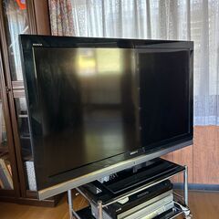 46インチのSONY BRAVIA液晶テレビ、リモコンとB-CASカード付きの画像