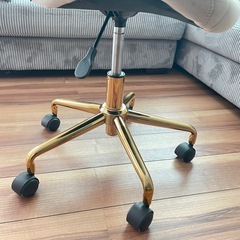 グレーのデスクチェアの画像
