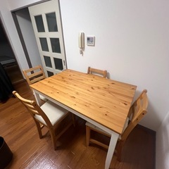 ダイニングテーブルと椅子4脚の画像