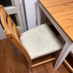 ダイニングテーブルと椅子4脚の画像