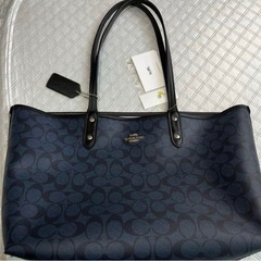 COACH コーチ リバーシブル ネイビー & ホワイトトートバッグの画像
