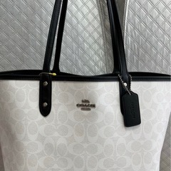 COACH コーチ リバーシブル ネイビー & ホワイトトートバッグの画像