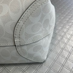 COACH コーチ リバーシブル ネイビー & ホワイトトートバッグの画像