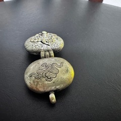 チベッタンシルバー箱方ターコイズペンダントの画像