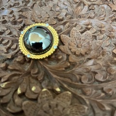 ダイヤ入り　金ブローチの画像