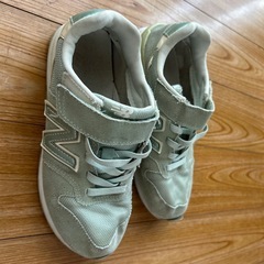 ニューバランススニーカー 22.5 くすみミントグリーン　の画像