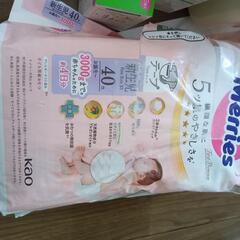 メリーズ新生児オムツとCombi哺乳瓶セットの画像