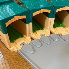 プラレール　たためるトーマス機関庫の画像