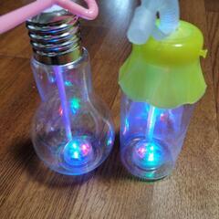 光る水筒の画像