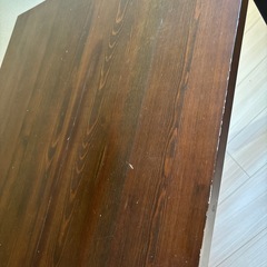 天然木の風合いがお洒落なダイニングテーブルの画像