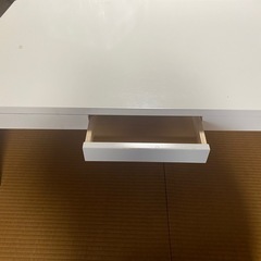 白が綺麗な引き出し付きテーブルの画像