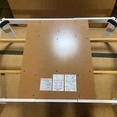 白が綺麗な引き出し付きテーブルの画像