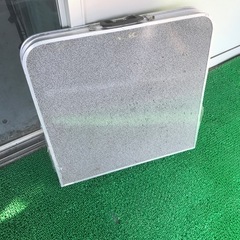折りたたみテーブルの画像