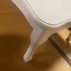おしゃれな白テーブルの画像