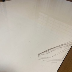 光沢感のあるテーブルの画像