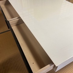 光沢感のあるテーブルの画像
