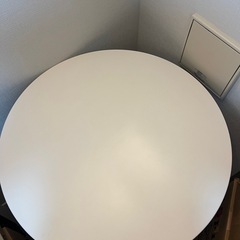丸テーブルの画像