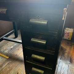 昭和レトロ木製の机。
の画像