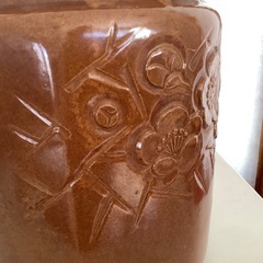 昭和レトロ　蓋付き壺　つぼ　彫刻　梅柄　かめ　梅干し壺　味噌壺　陶器　保存容器の画像