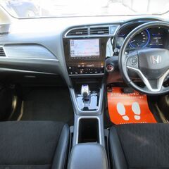 ホンダ　シャトル　ハイブリッドＺ★1年保証★ロードサービス付　純正８型ナビ　地デジ　Ｂカメラ　Ｂｌｕｅｔｏｏｔｈ　ＨＤＭＩ接続可　クルコン　パドルシフト　ＥＴＣ　シートヒーター　ハーフレザーシート　スマートキー　オートライト　ＬＥＤヘッド　純正１６ＡＷ　の画像