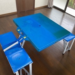 パラソル付き折りたたみテーブルの画像