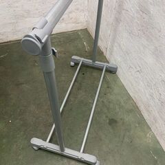 【ジモティ限定特価】 パイプハンガーラック 可変式 A0347Gの画像
