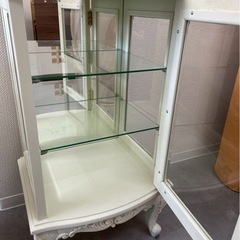 ◆早い方優先!! ガラスキャビネット ティスプレイ ショーケース ホワイト 飾り棚 アンティーク 猫脚の画像