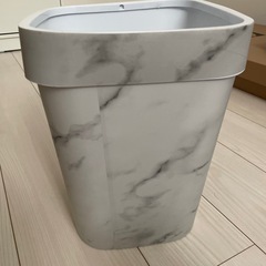 新品未使用　大理石風ゴミ箱の画像