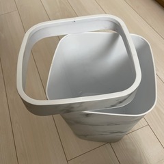 新品未使用　大理石風ゴミ箱の画像