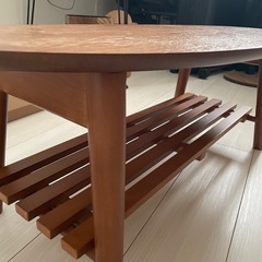 低めの丸テーブルの画像